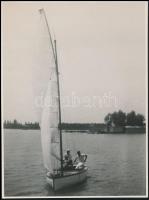 cca 1927-1967 Balatoni életképek, fürdőzés, vitorlázás, hajókikötő, 13 db fotó, 13×8 és 23×17 cm köz...
