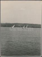 cca 1927-1967 Balatoni életképek, fürdőzés, vitorlázás, hajókikötő, 13 db fotó, 13×8 és 23×17 cm köz...