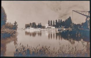 cca 1927-1967 Balatoni életképek, fürdőzés, vitorlázás, hajókikötő, 13 db fotó, 13×8 és 23×17 cm köz...