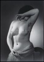 cca 1947 Demeter Károly (1892-1983) budapesti fényképész műtermi aktfelvételei, a szerző hagyatékában levő 3 db vintage negatívról készült mai nagyítás, 18x13 cm