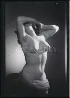 cca 1947 Demeter Károly (1892-1983) budapesti fényképész műtermi aktfelvételei, a szerző hagyatékába...