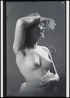 cca 1947 Demeter Károly (1892-1983) budapesti fényképész műtermi aktfelvételei, a szerző hagyatékába...