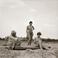 cca 1969 Mindent bele, szolidan erotikus felvételek, 13 db vintage negatív, 6x6 cm