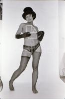 cca 1974 Az epilálás előtti korszak mutatványai, 5 db vintage negatív (24x36 mm) + 3 db vintage fotó...