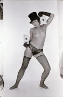 cca 1974 Az epilálás előtti korszak mutatványai, 5 db vintage negatív (24x36 mm) + 3 db vintage fotó...