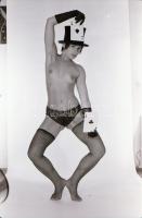 cca 1974 Az epilálás előtti korszak mutatványai, 5 db vintage negatív (24x36 mm) + 3 db vintage fotó...