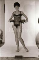 cca 1972 Ruha alatt mi rejtőzik? - 3 db vintage fotó + 4 db vintage negatív (24x36 mm), (a negatívok...