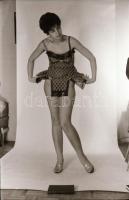 cca 1972 Ruha alatt mi rejtőzik? - 3 db vintage fotó + 4 db vintage negatív (24x36 mm), (a negatívok...