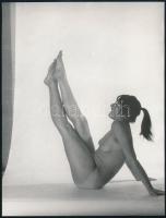 cca 1975 Leányságuk emlékére, 4 db vintage negatív (24x36 mm) + 4 db vintage fotó, 24x18 cm és 15x10...