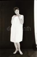 cca 1970 Amíg a lényeg feltárul, szolidan erotikus felvételek, 5 db vintage negatív (24x36 mm) + 3 d...