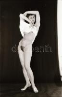 cca 1970 Amíg a lényeg feltárul, szolidan erotikus felvételek, 5 db vintage negatív (24x36 mm) + 3 d...