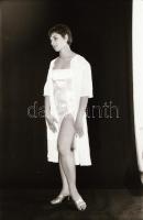 cca 1970 Amíg a lényeg feltárul, szolidan erotikus felvételek, 5 db vintage negatív (24x36 mm) + 3 d...