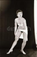 cca 1970 Amíg a lényeg feltárul, szolidan erotikus felvételek, 5 db vintage negatív (24x36 mm) + 3 d...