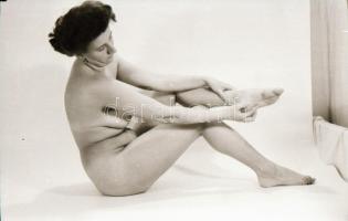 cca 1973 Örök téma, szolidan erotikus felvételek, 38 db vintage negatív, 24x36 mm