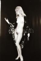 cca 1978 Bájkereső, szolidan erotikus felvételek, 4 db vintage negatív (24x36 mm) + 5 db vintage fot...