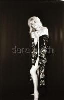 cca 1978 Bájkereső, szolidan erotikus felvételek, 4 db vintage negatív (24x36 mm) + 5 db vintage fot...