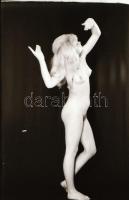 cca 1978 Bájkereső, szolidan erotikus felvételek, 4 db vintage negatív (24x36 mm) + 5 db vintage fot...