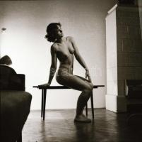 cca 1980 Jóleső expozíciók, szolidan erotikus felvételek, 4 db vintage negatív (6x6 cm) + 4 db vinta...