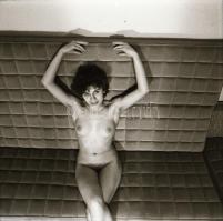 cca 1980 Jóleső expozíciók, szolidan erotikus felvételek, 4 db vintage negatív (6x6 cm) + 4 db vinta...