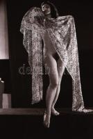 cca 1979 Műtermi és szabadtéri gyakorlatok, szolidan erotikus felvételek, 27 db vintage negatív, 24x...