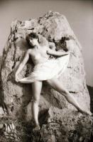 cca 1979 Műtermi és szabadtéri gyakorlatok, szolidan erotikus felvételek, 27 db vintage negatív, 24x...