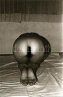 cca 1976 Alkalmi műterem egy szállodai szobában, szolidan erotikus felvételek, 34 db vintage negatív...