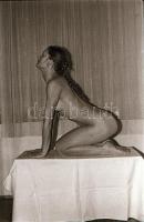 cca 1976 Alkalmi műterem egy szállodai szobában, szolidan erotikus felvételek, 34 db vintage negatív...