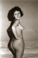 cca 1974 Megesett, hogy a bugyi és a melltartó is leesett, szolidan erotikus felvételek, 25 db vinta...