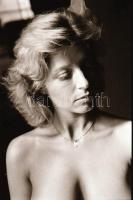 cca 1988 Mez-telen sportoló lányok, szolidan erotikus felvételek, 30 db vintage negatív, 24x36 mm