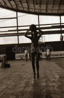 cca 1988 Mez-telen sportoló lányok, szolidan erotikus felvételek, 30 db vintage negatív, 24x36 mm