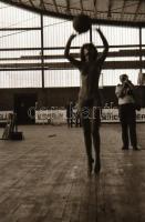 cca 1988 Mez-telen sportoló lányok, szolidan erotikus felvételek, 30 db vintage negatív, 24x36 mm