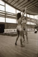 cca 1988 Mez-telen sportoló lányok, szolidan erotikus felvételek, 30 db vintage negatív, 24x36 mm