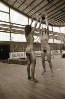 cca 1988 Mez-telen sportoló lányok, szolidan erotikus felvételek, 30 db vintage negatív, 24x36 mm