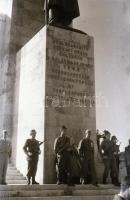 cca 1949 Katonák és sportolók koszorúzási ünnepsége a Gellért hegyen, Rózsa György (?-?) budapesti f...