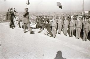 cca 1949 Katonák és sportolók koszorúzási ünnepsége a Gellért hegyen, Rózsa György (?-?) budapesti f...