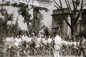 cca 1948 Budapest, roller és kerékpár verseny a Népligetben, Rózsa György (?-?) budapesti fotóriporter hagyatékából, 21 db vintage negatív, 24x36 mm