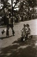 cca 1948 Budapest, roller és kerékpár verseny a Népligetben, Rózsa György (?-?) budapesti fotóriport...