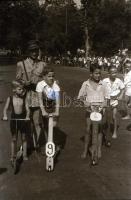 cca 1948 Budapest, roller és kerékpár verseny a Népligetben, Rózsa György (?-?) budapesti fotóriport...