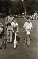 cca 1948 Budapest, roller és kerékpár verseny a Népligetben, Rózsa György (?-?) budapesti fotóriport...