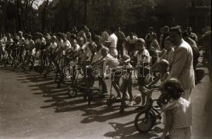 cca 1948 Budapest, roller és kerékpár verseny a Népligetben, Rózsa György (?-?) budapesti fotóriport...