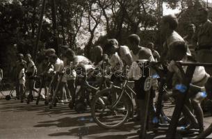 cca 1948 Budapest, roller és kerékpár verseny a Népligetben, Rózsa György (?-?) budapesti fotóriport...