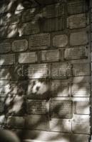 cca 1949 Budapest, Szent Lukács gyógyfürdő és a falán elhelyezett hálaadó márványtáblák Rózsa György...