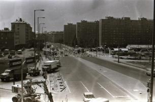 1984. július 9. Budapest, Flórián téri felüljáró építése és a környezete, járművek, közlekedés, 37 db vintage negatív, 24x36 mm