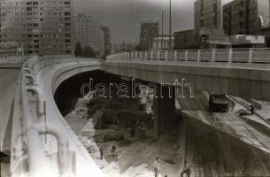 1984. július 9. Budapest, Flórián téri felüljáró építése és a környezete, járművek, közlekedés, 37 d...