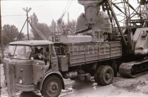 cca 1980 Teherautók és erőgépek a metró építkezéseken, 9 db vintage negatív (24x36 mm) + 5 db mai na...