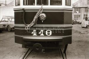 1989. március 7. A 418-as villamos a Füzesi főműhely előtt, 14 db vintage negatív (24x36 mm) + 3 db ...