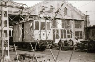 1989. március 7. A 418-as villamos a Füzesi főműhely előtt, 14 db vintage negatív (24x36 mm) + 3 db ...