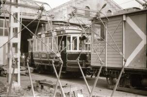 1989. március 7. A 418-as villamos a Füzesi főműhely előtt, 14 db vintage negatív (24x36 mm) + 3 db ...