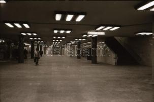 1985. január 15. Budapest, a Marx téri aluljáróban készült felvétel sorozat, 32 db vintage negatív R...