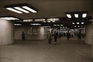 1985. január 15. Budapest, a Marx téri aluljáróban készült felvétel sorozat, 32 db vintage negatív R...